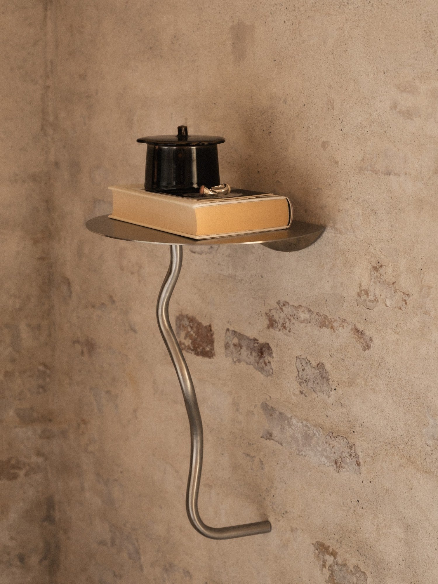 Ferm-Living-Curvature-Wall-Table-Stainless-Steel-miljo-1