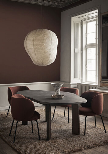 Tarn Matbord 220 i mörkbetsad bok med roströda matstolar