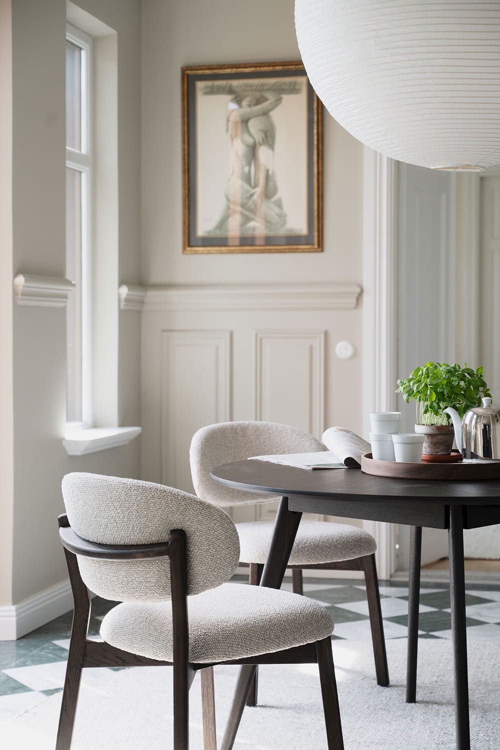 Rowico-Patterson-Chair-Brown-Oak-Beige-Lifestyle.jpg Patterson stol i brun ek med beige tyg vid runt matbord i matsal