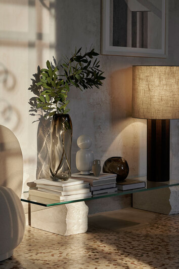 Mineral Avlastningsbord dekorerat med travar av tidningar