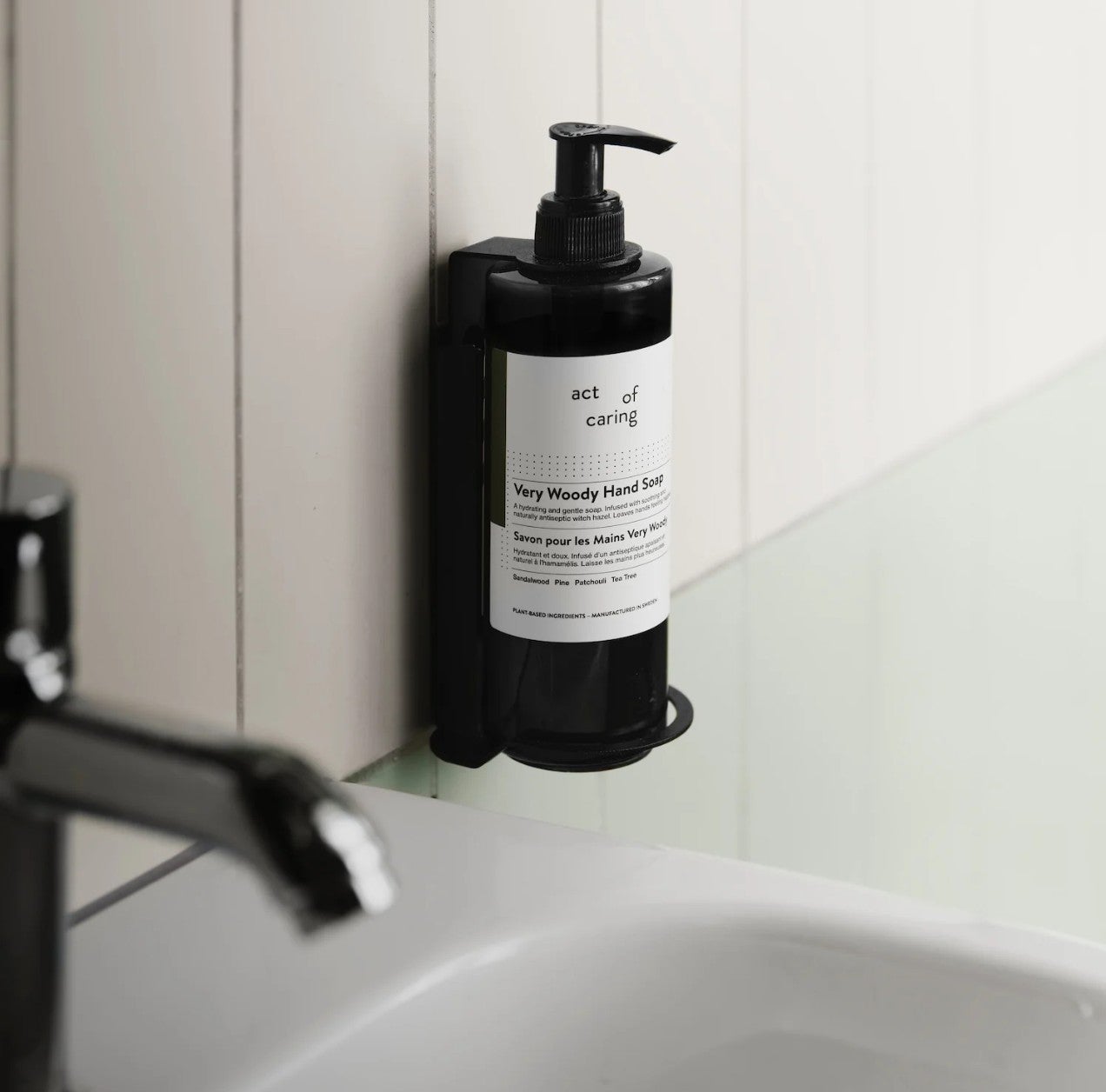 very-woody-hand-soap-lifestyle