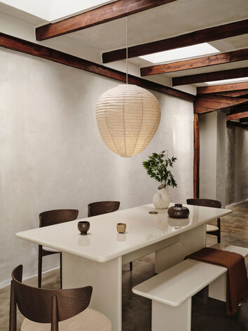 Rink Matbord 240x90 i färgen Eggshell med bänk och matstolar på matplats