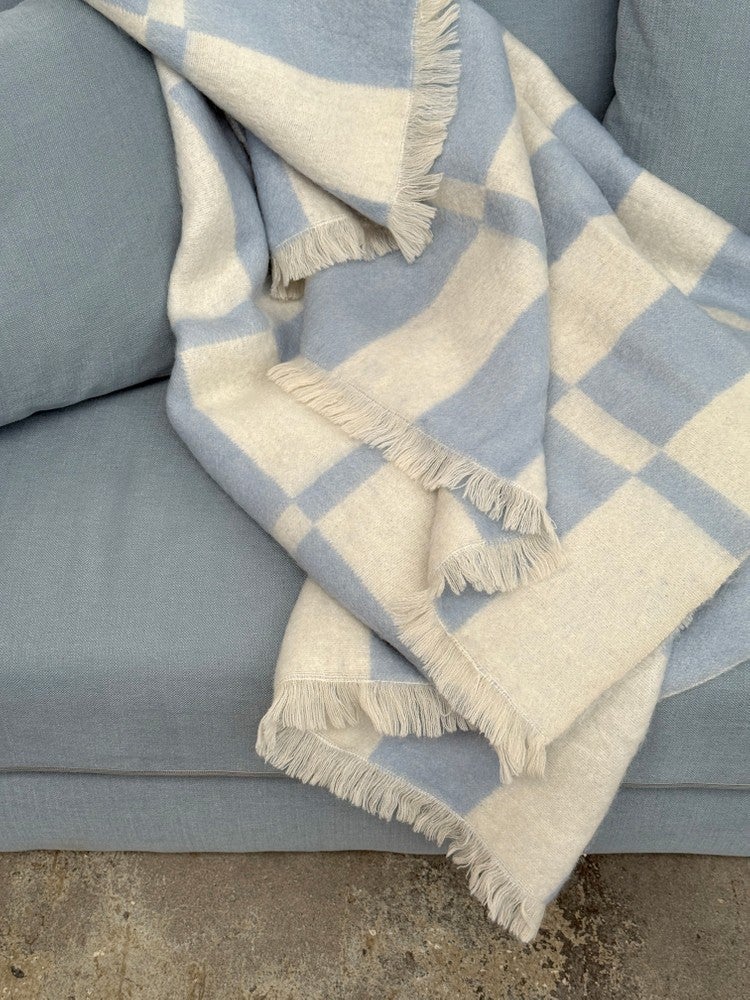 Hallin Mohair Blanket Blue Offwhite från Tinted Objects.