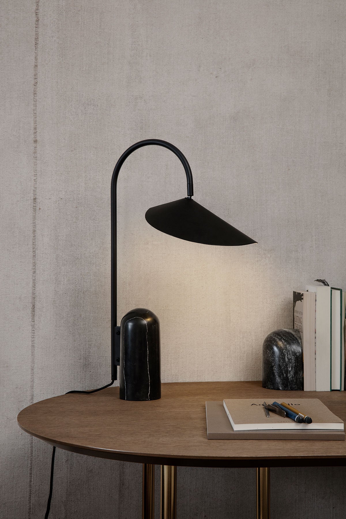 Ferm-Living-Arum-Bordslampa-Black-Miljo_1.jpg Arum Bordsampa i färgen Black på ett skrivbord