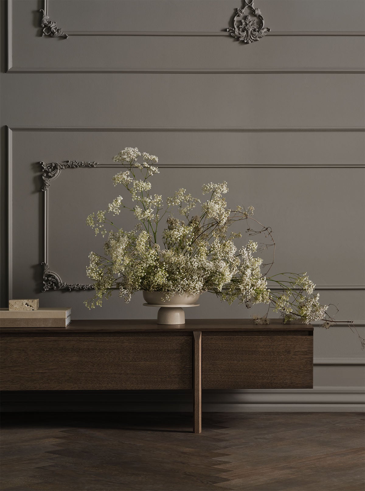 Daia Sideboard Low 240 med lådor i mörkoljad ek dekorerat med en vas med en stor bukett brudslöja.