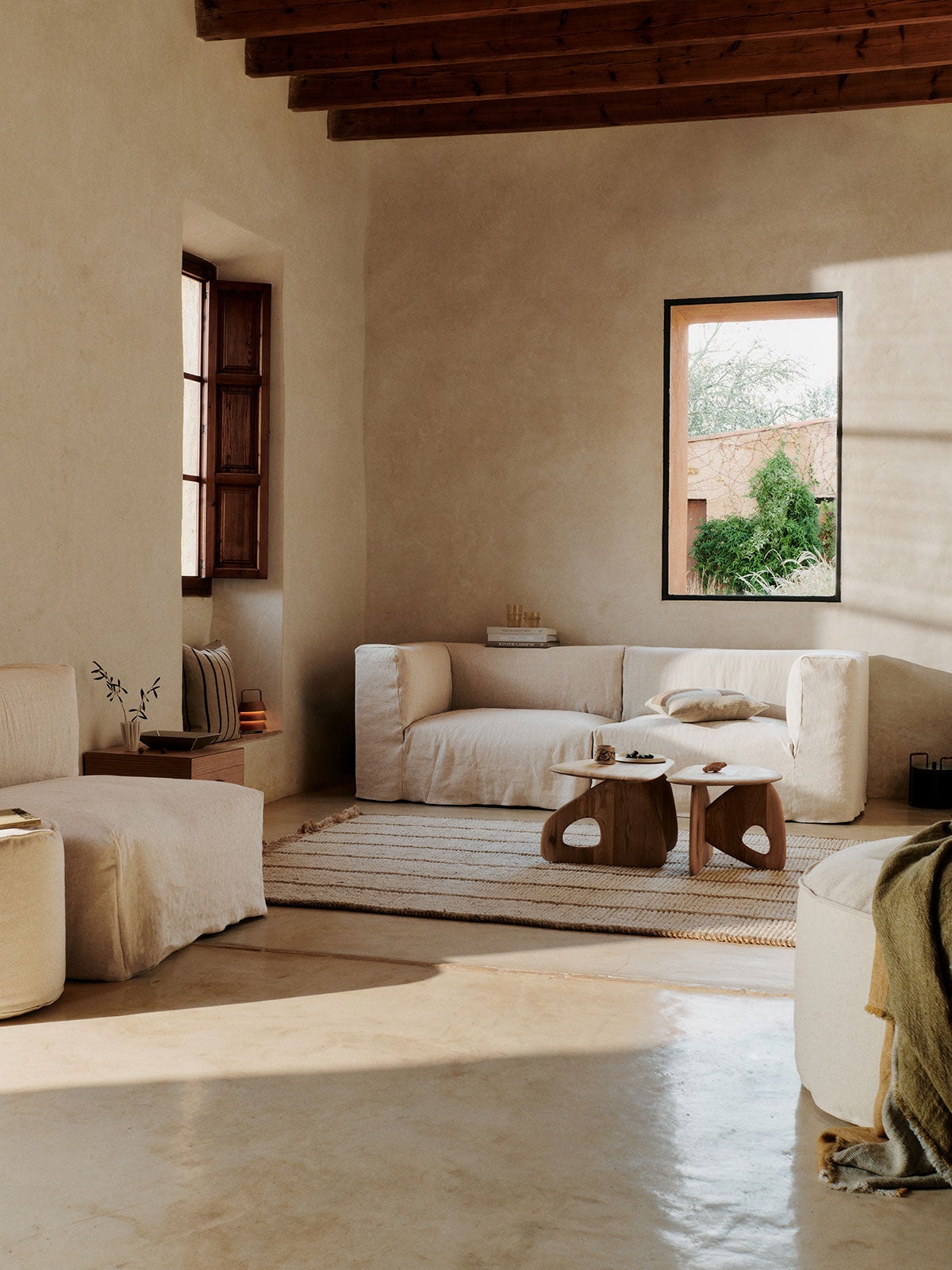 Oar Soffbord i 55 och 70 centimeter på randig jutematta framför vit soffa