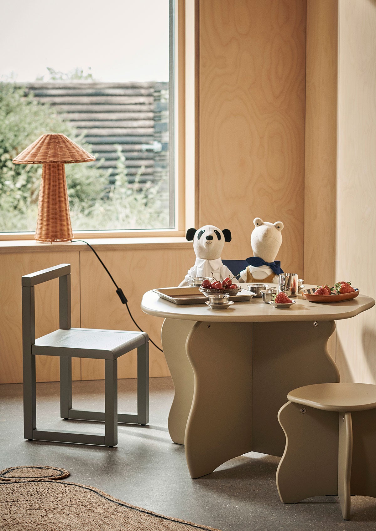 Slope Barnbord i färgen Cashmere i barnrum