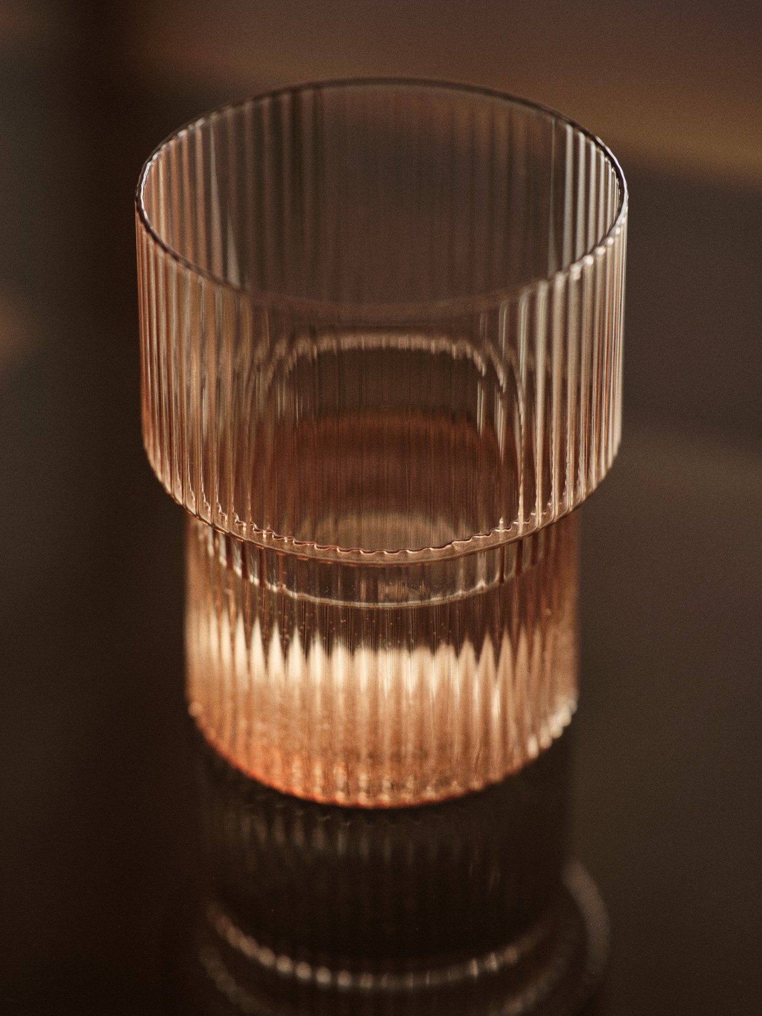 Ferm-Living-Ripple-Glasses-Set-of-4-Blush-miljo-1