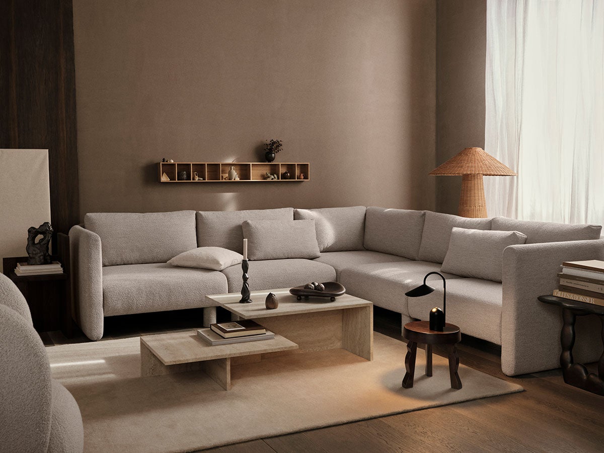 Ferm-Living-Distinct-Grande-Duo-Coffee-Table-Lifestyle_2.jpg Distinct Grande Duo Soffbord som del av soffgrupp i vardagsrum