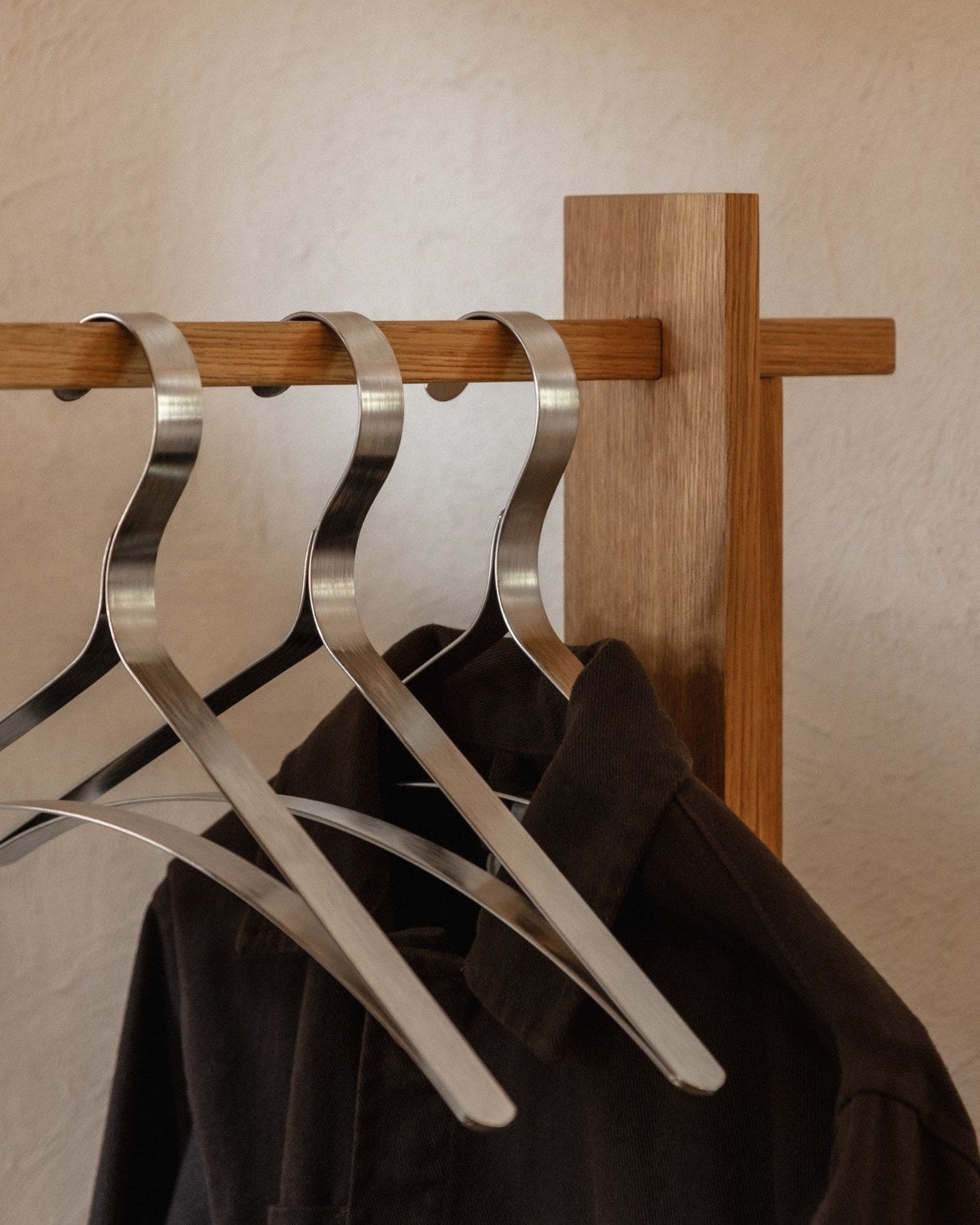 Ferm-Living-Bowline-Clothes-Hanger-Set-of-3-Stainless-Steel-miljo