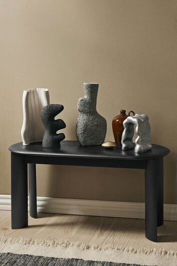 Bevel Bänk i svartoljad bok dekorerad med skulpturer och krukor i keramik