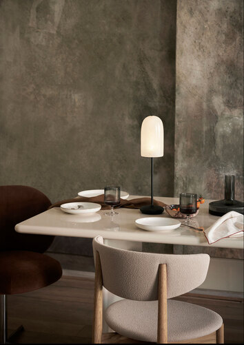 Ripple Vinglas i utförandet Smoked Grey på dukat matbord