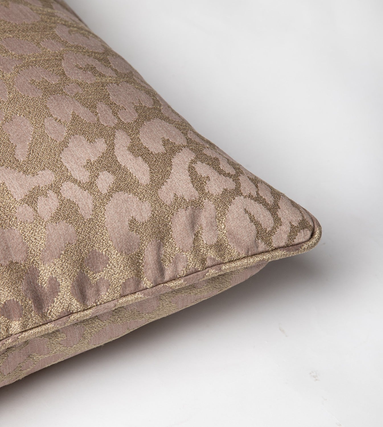 Vildklint Cushion Pink Rust från Tinted Objects.