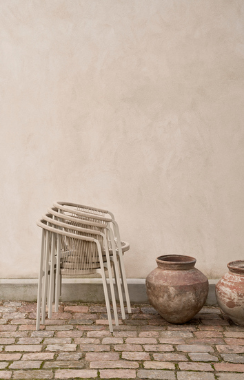 Fyra stycken Vipp 710 Lagrasse Stol staplade på varandra utomhus