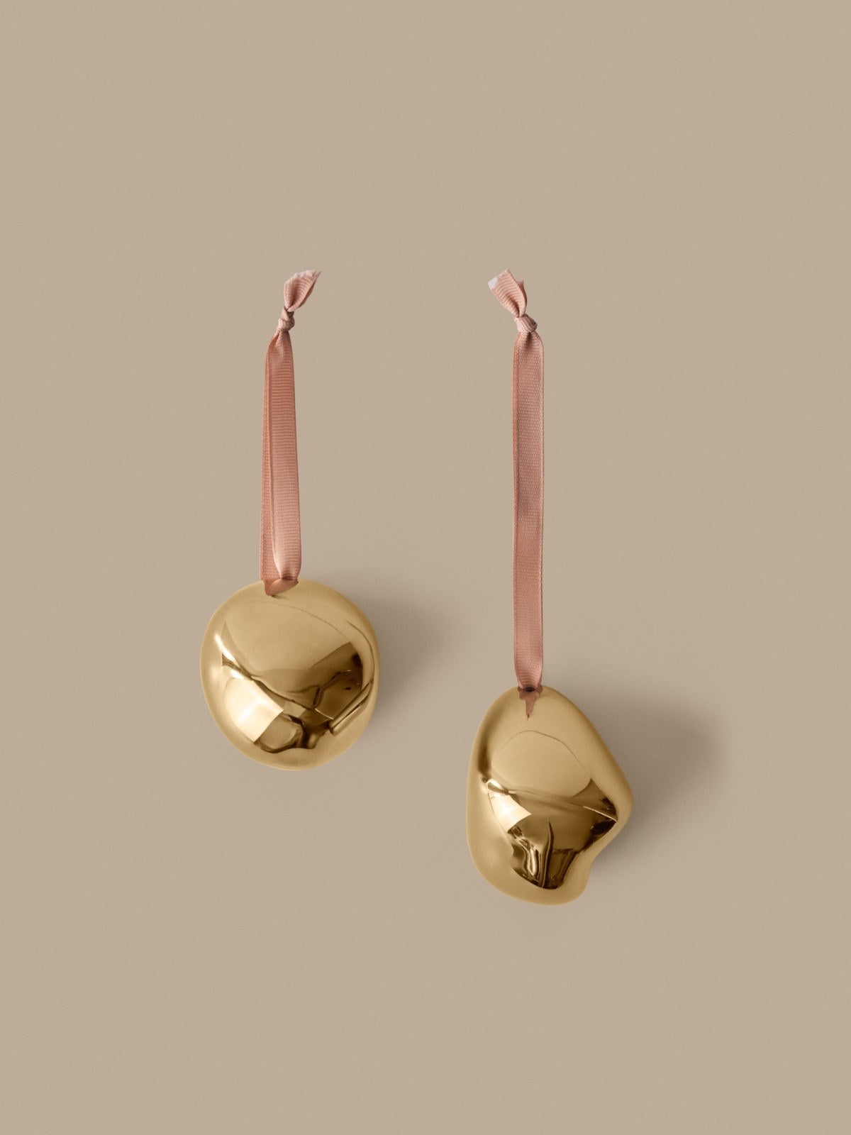Ferm-Living-Bellure-Baubles-Set-of-2-Brass-Finish-miljo-1