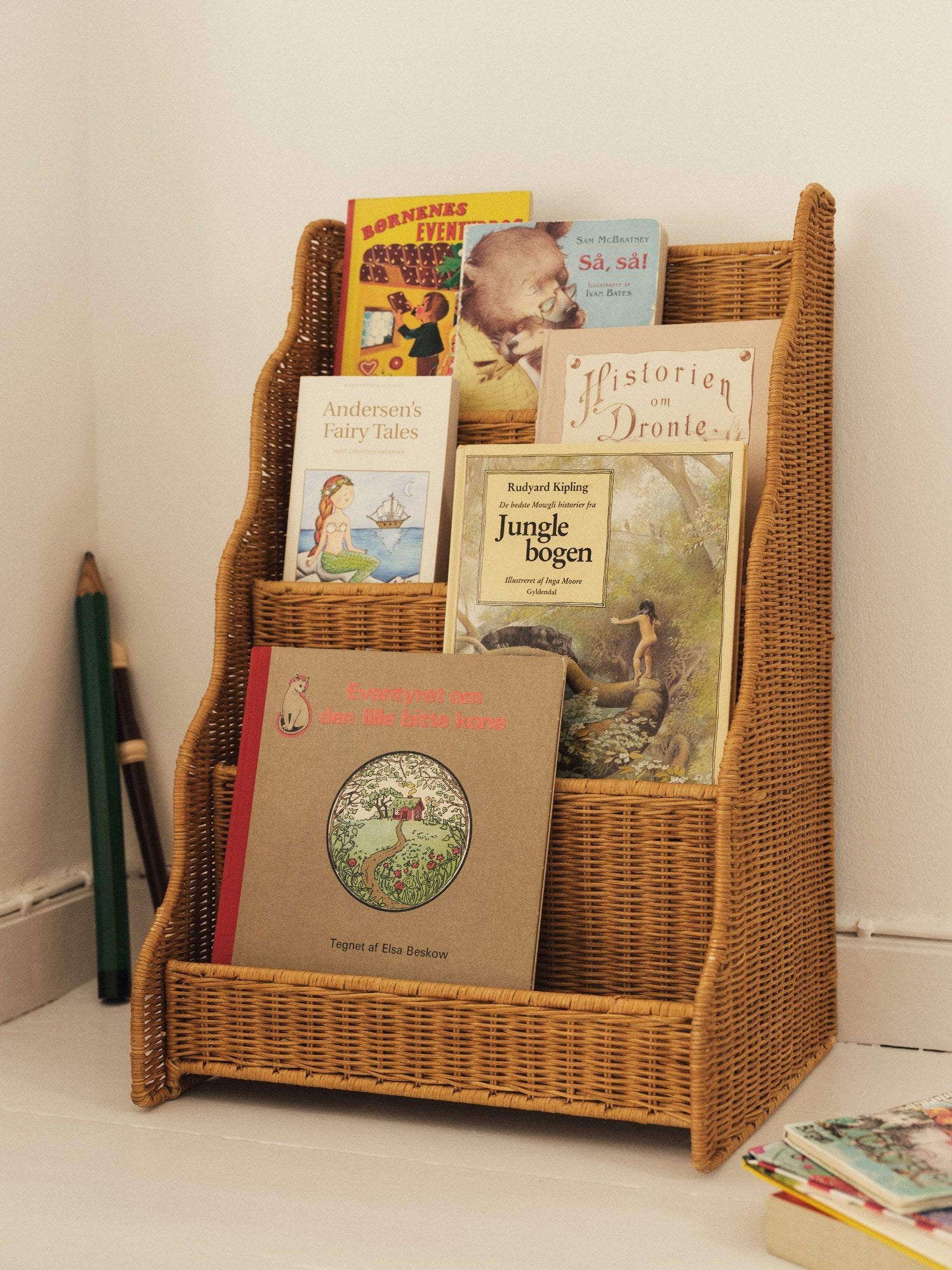 Ferm-Living-Rivan-Display-Bookcase-65-Natural-miljo-1
