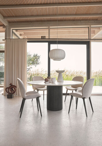 Vipp 462 Lodge Stol i tyget Chestnut/Beige med mörka ekben som del av matgrupp