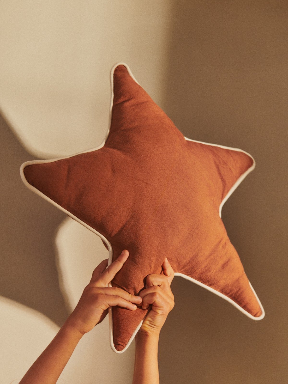 Ferm-Living-Star-Cushion-Brown-Clay-miljo