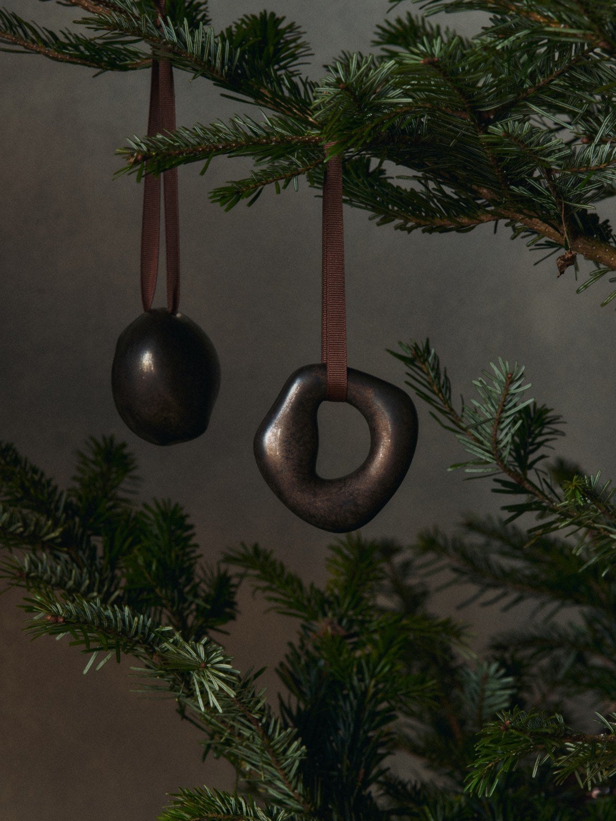 Ferm-Living-Orrith-Ornaments-Set-of-2-Rustic-Bronze-miljo-3