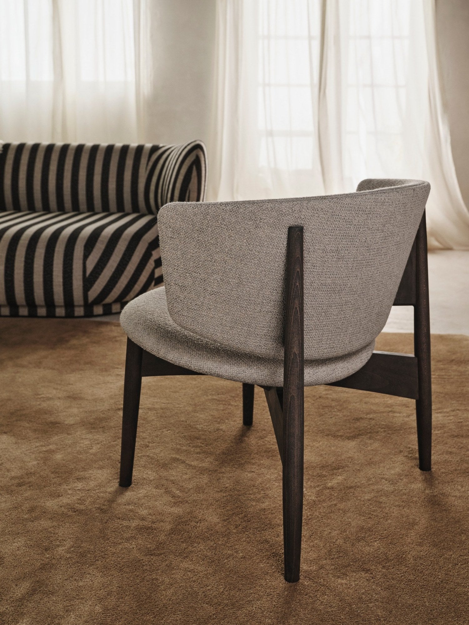 Ferm-Living-Herman-Loungefatolj-Tyg-Boucle-Sand-Morkbetsad-Bok-9936-miljo-1