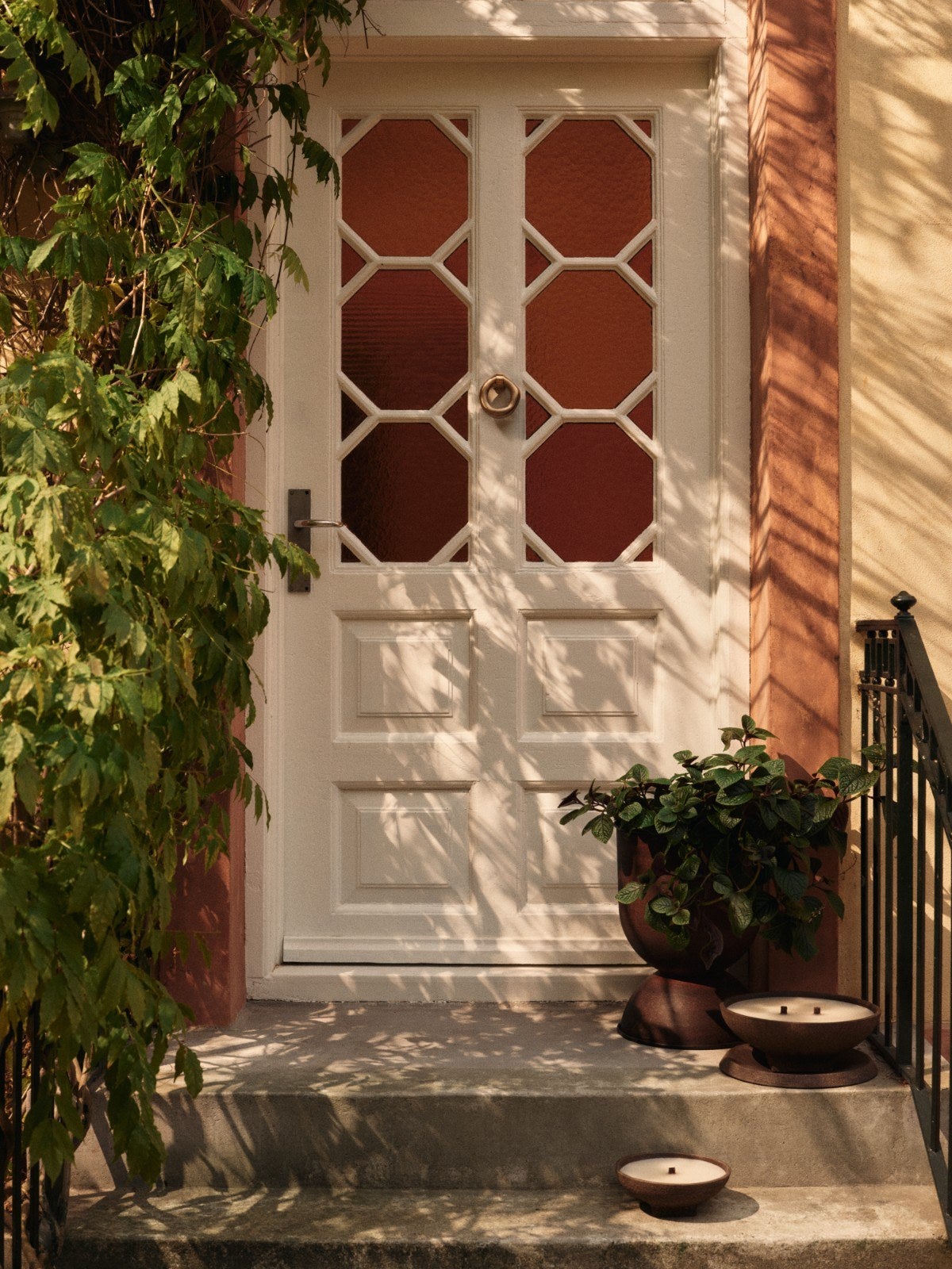 Ferm-Living-Orrith-Door-Knocker-Brass-miljo