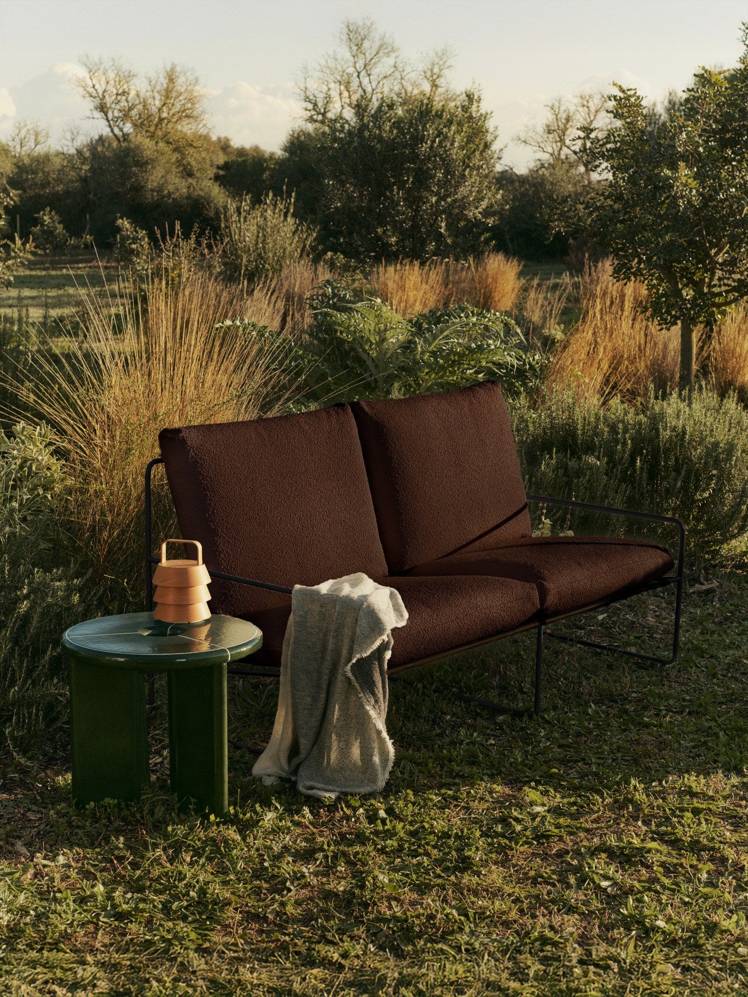 Ferm-Living-Desert-2-seater-Pure-Boucle-Black-Chestnut-2763-miljo-1