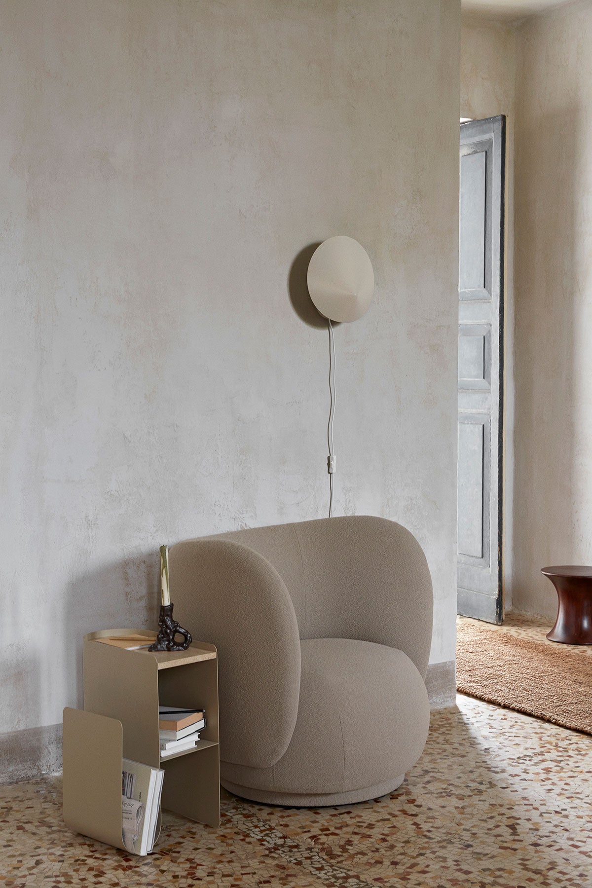 Vault Sidobord i utförandet Cashmere bredvid en beige fåtölj