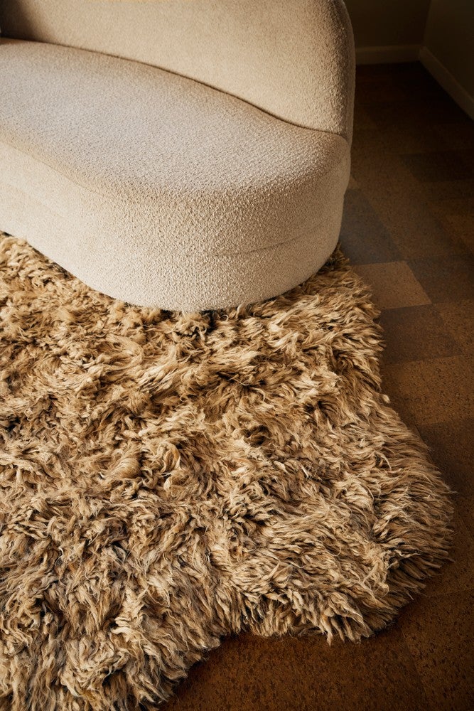 Delon Sofa Boucle Soft Sand från Tinted Objects.