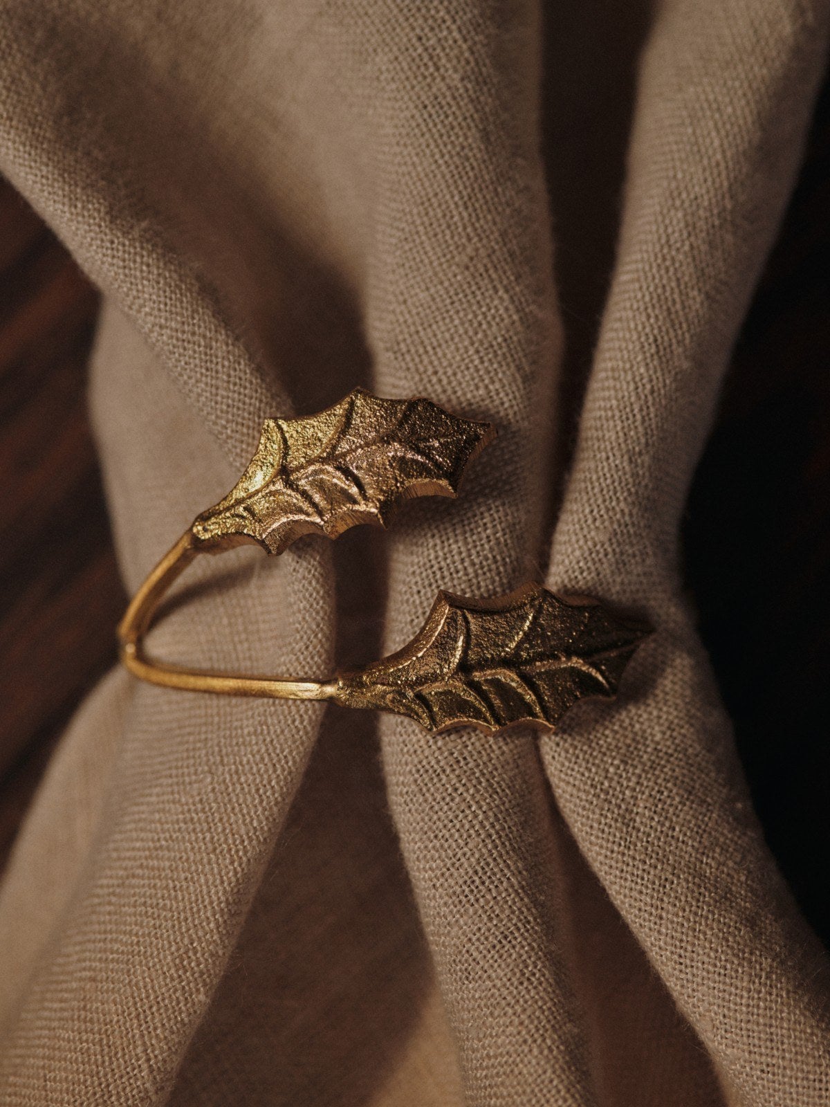 Ferm-Living-Holly-Leaf-Napkin-Rings-Set-of-4-Brass-miljo