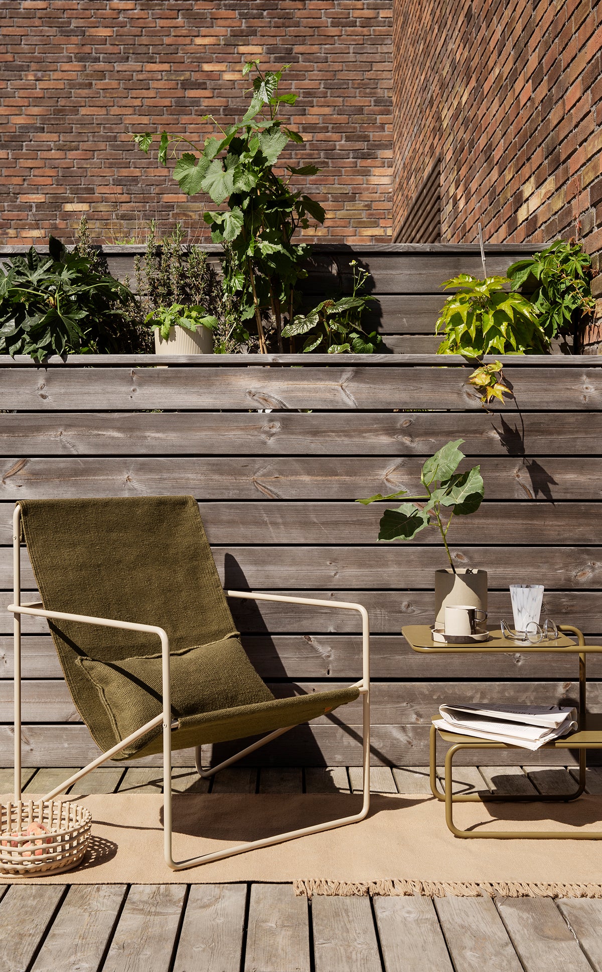 Desert Loungestol i utförandet Cashmere/Olive på soligt trädäck