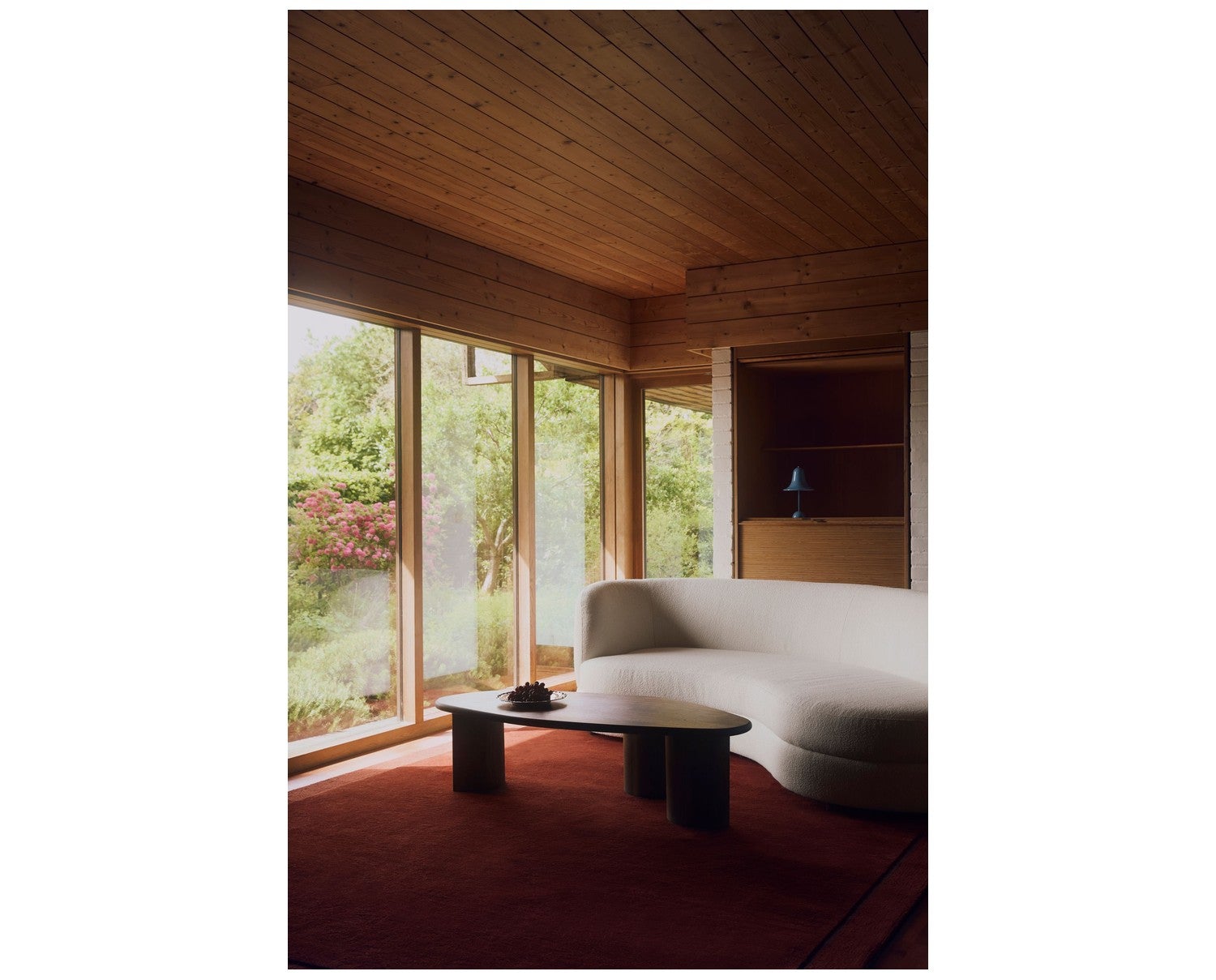 Louis Wool Rug Burgundy från Tinted Objects.