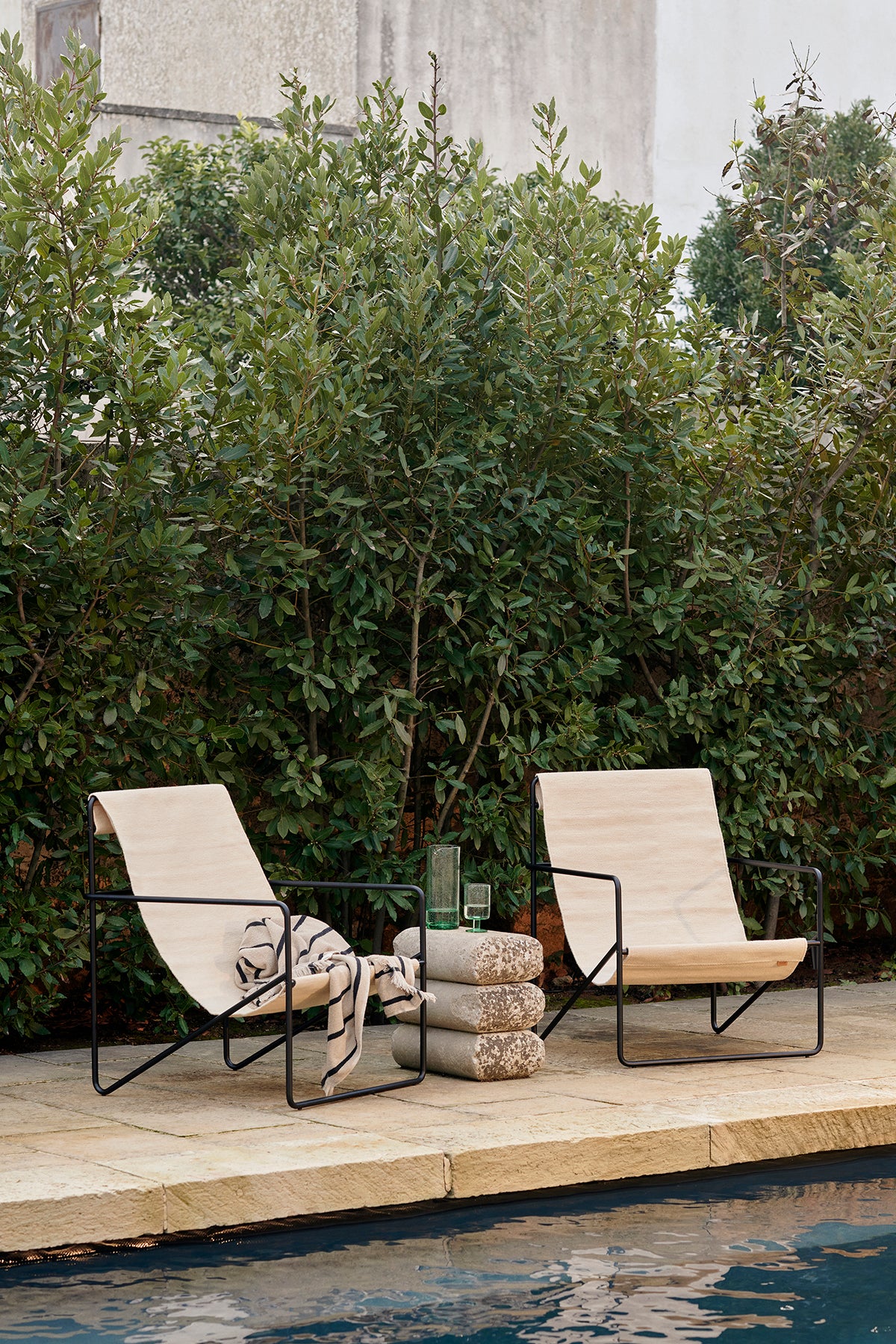 Desert Loungestol i utförandet Black/Cloud vid poolkant