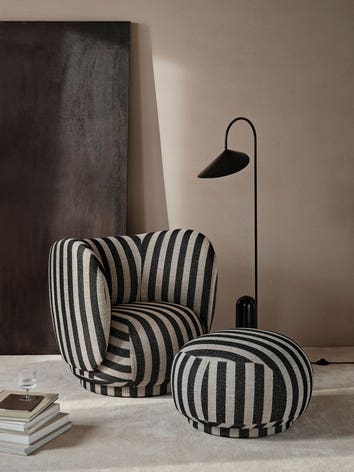 Rico Puff och Rico Lounge Chair i tyget Louisiana Sand/Black i vardagsrum