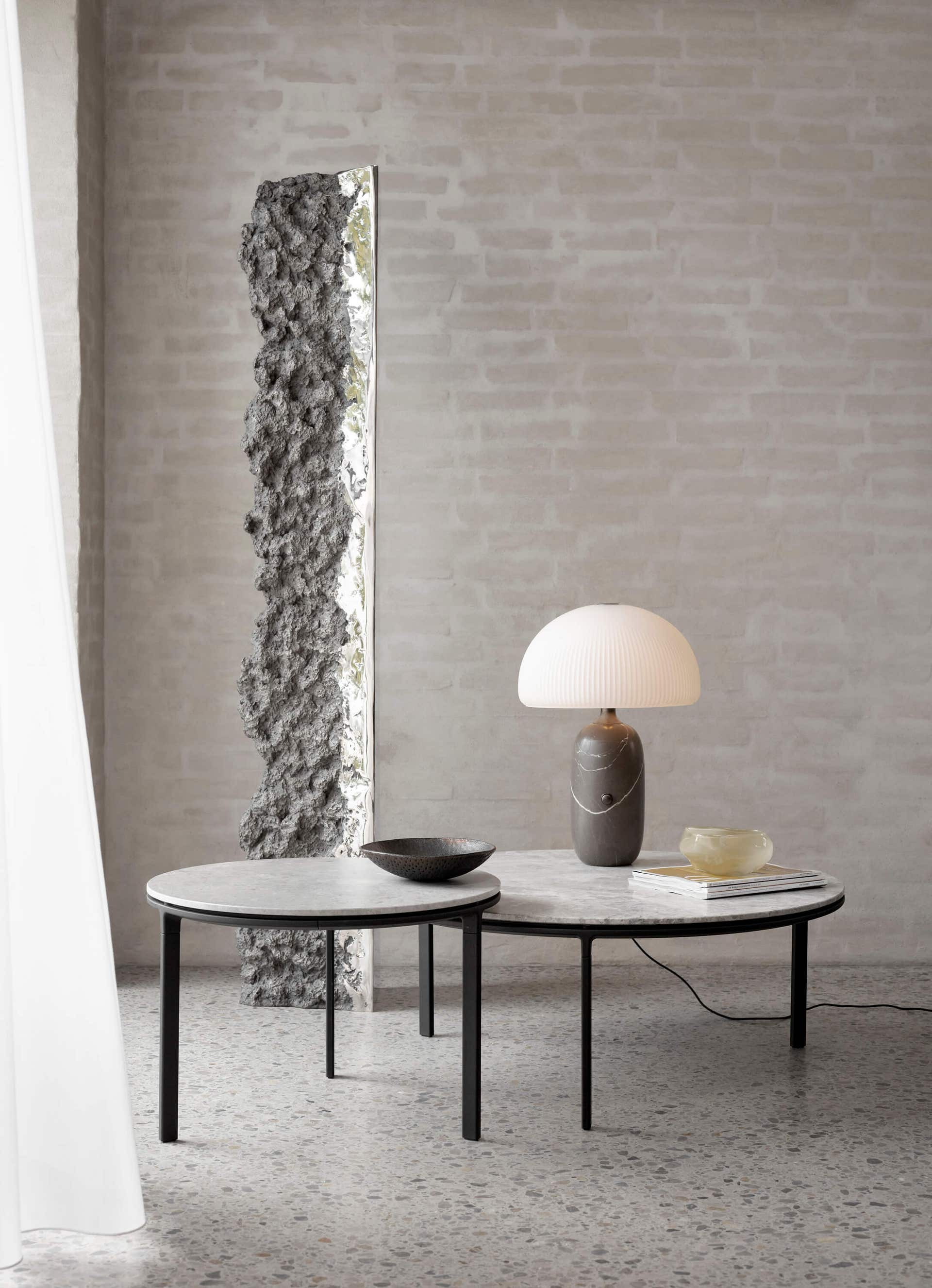 vipp-423-425-coffee-tables-sky-grey-01.jpg vipp-423-425-coffee-tables-sky-grey-01