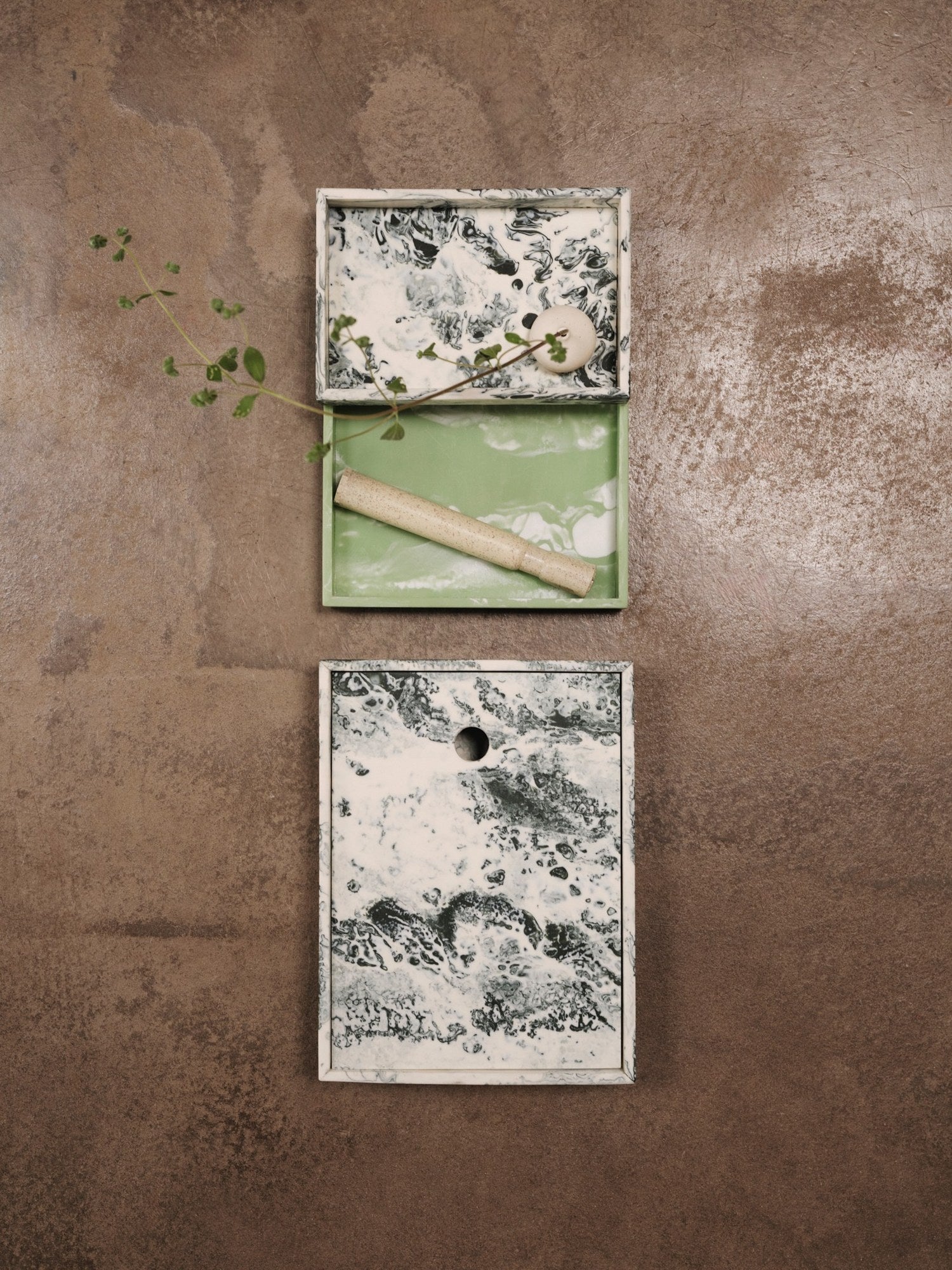 Ferm-Living-Mist-Tray-10-x-15-Emerald-Off-white-0001-miljo-1