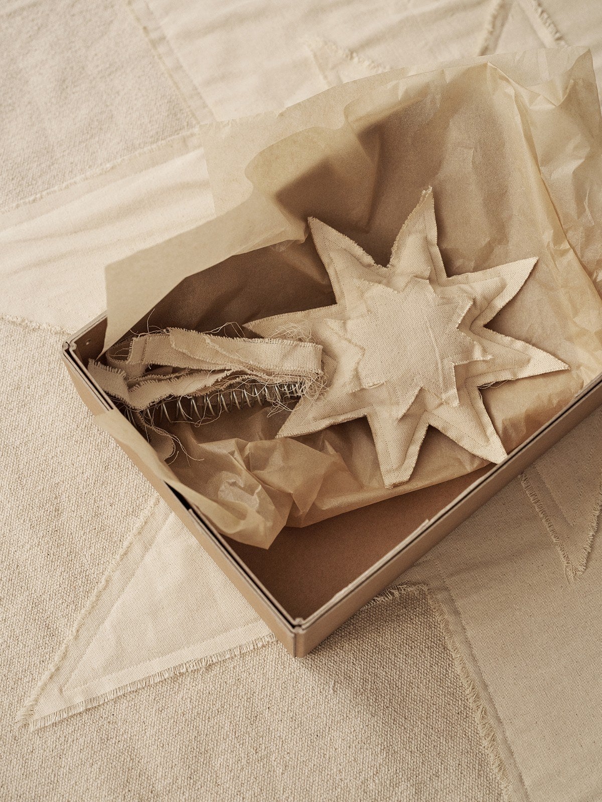 Ferm-Living-Vela-Star-Treetopper-Natural-miljo