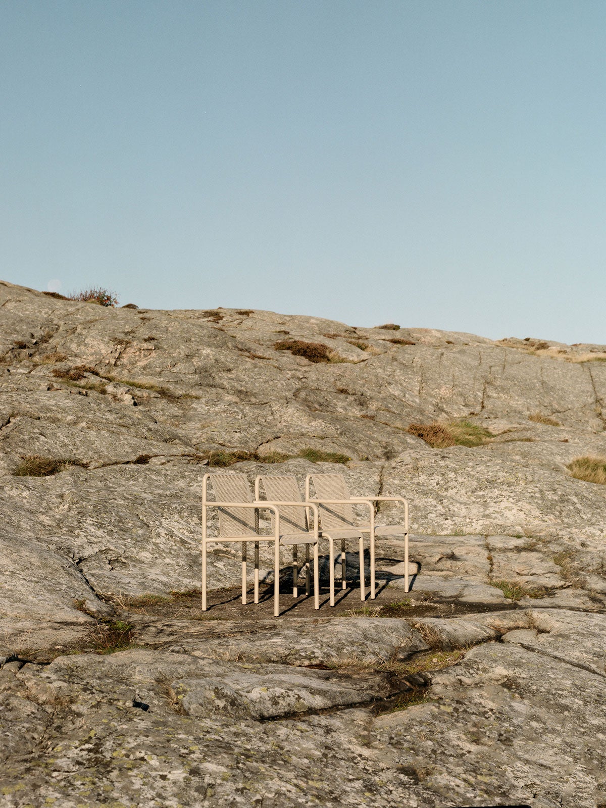 Tre stycken Dapple Karmstol i färgen Cashmere på berghäll i solnedgången