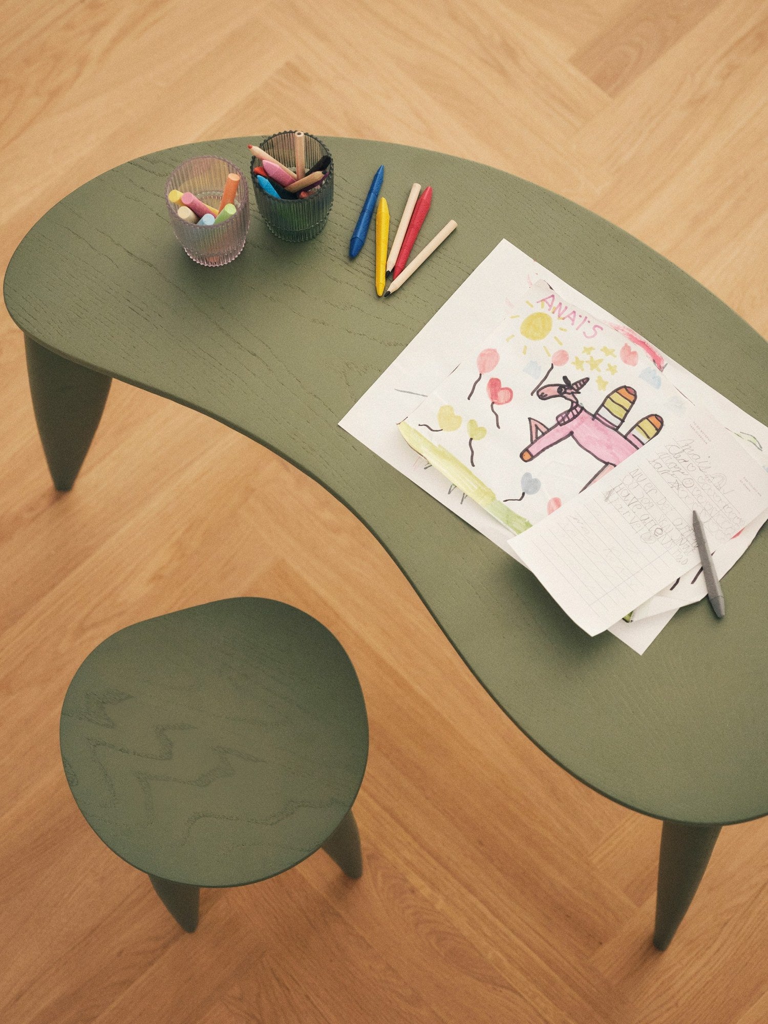 Ferm-Living-Feve-Kids-Desk-Elm-Green-miljo-1