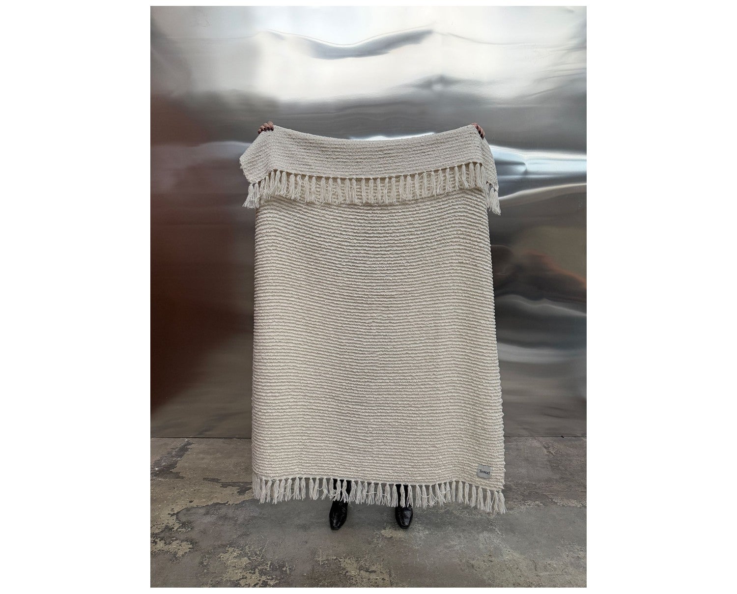 Janzen Bouclé Blanket Offwhite från Tinted Objects.