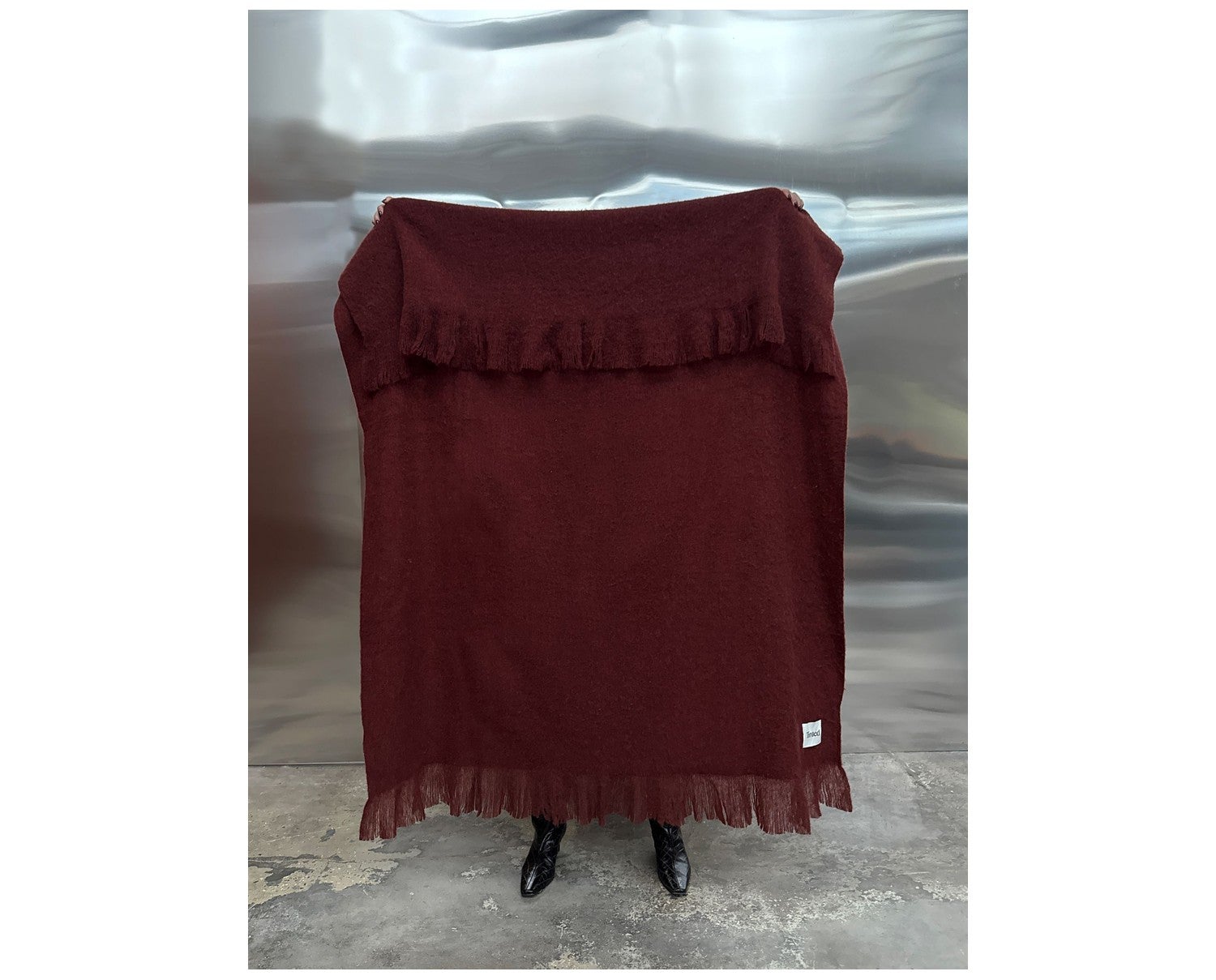 Fingal Wool Blanket Burgundy från Tinted Objects.