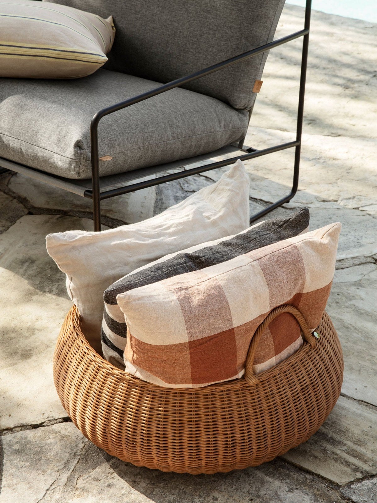 Ferm-Living-Braided-Basket-Low-Natural-miljo