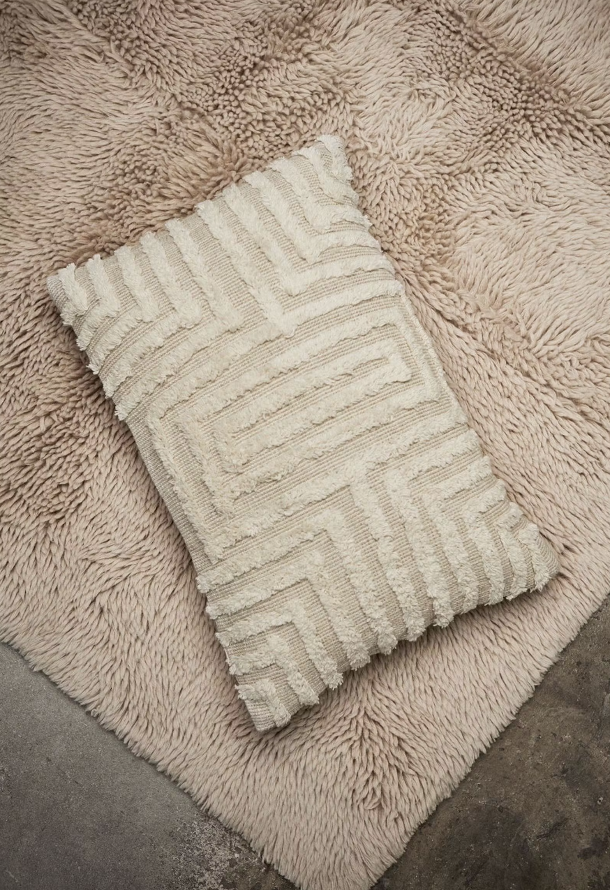 Telin-Cushion-Offwhite-Lifestyle