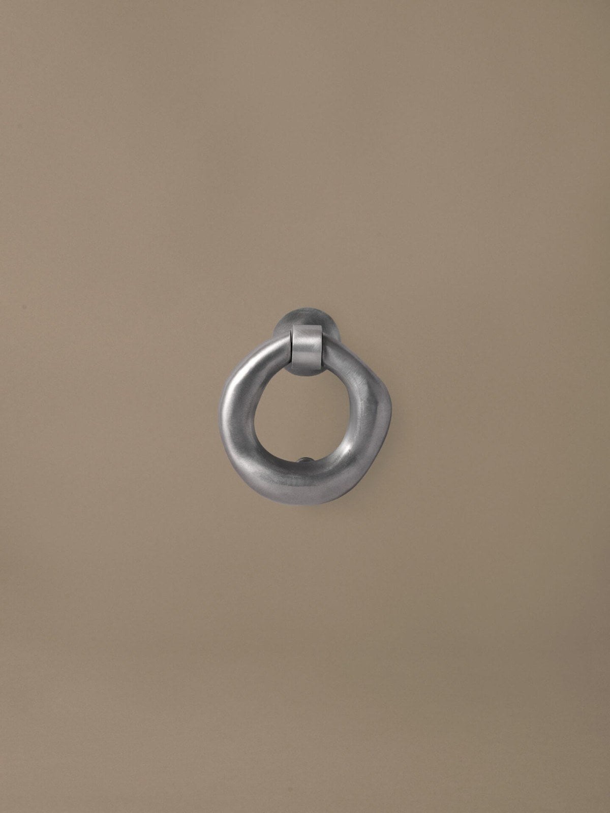 Ferm-Living-Orrith-Door-Knocker-Brushed-Aluminium-miljo