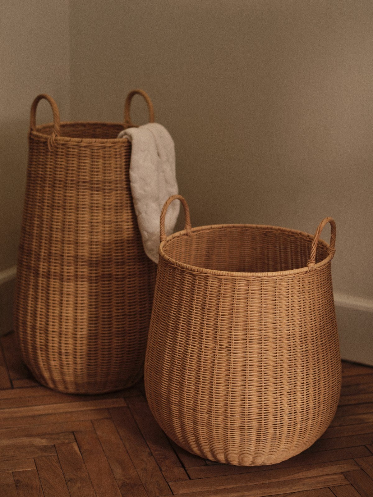 Ferm-Living-Braided-Laundry-Basket-Medium-Natural-miljo