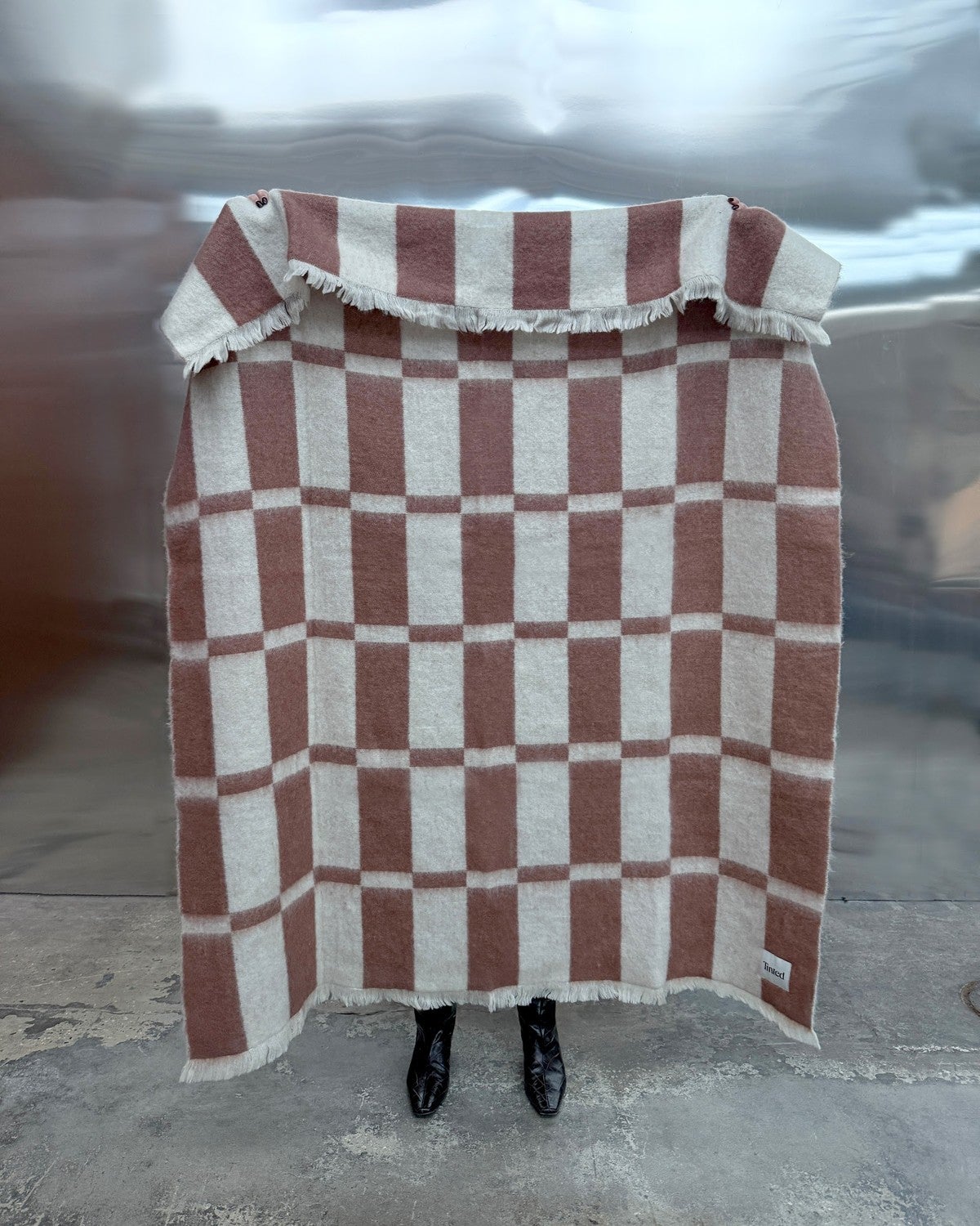 Hallin Mohair Blanket Offwhite Rust från Tinted Objects.
