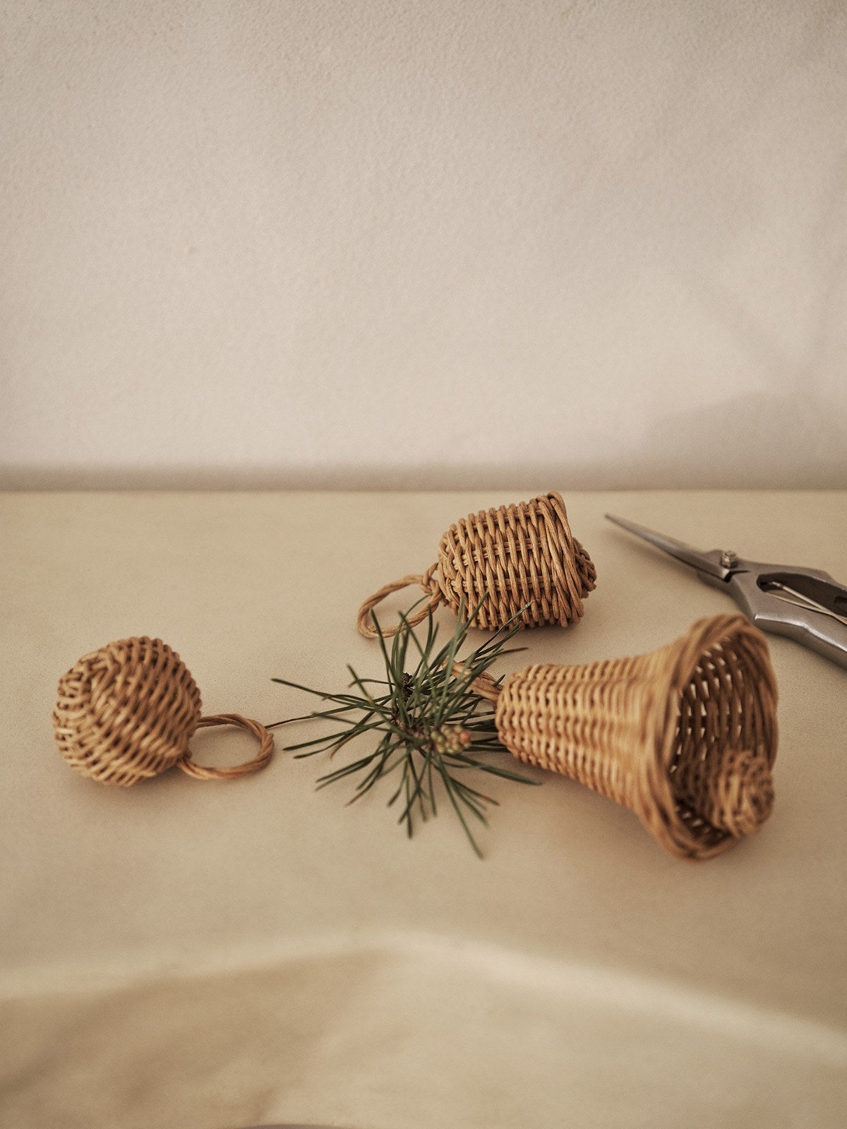 Ferm-Living-Braided-Bell-Baubles-Set-of-3-Natural-miljo