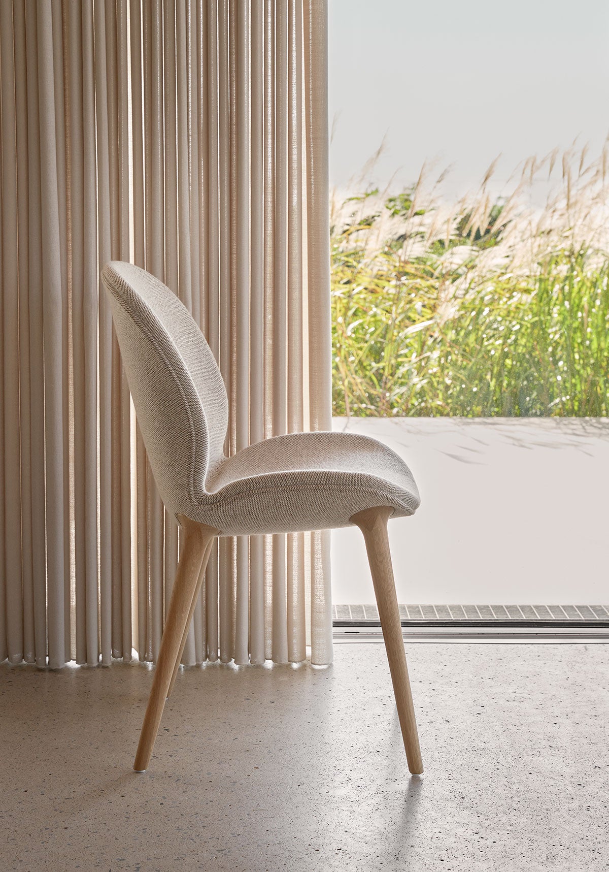 Vipp 462 Lodge Stol i tyget Chestnut/Beige med ljusa ekben framför ett fönster