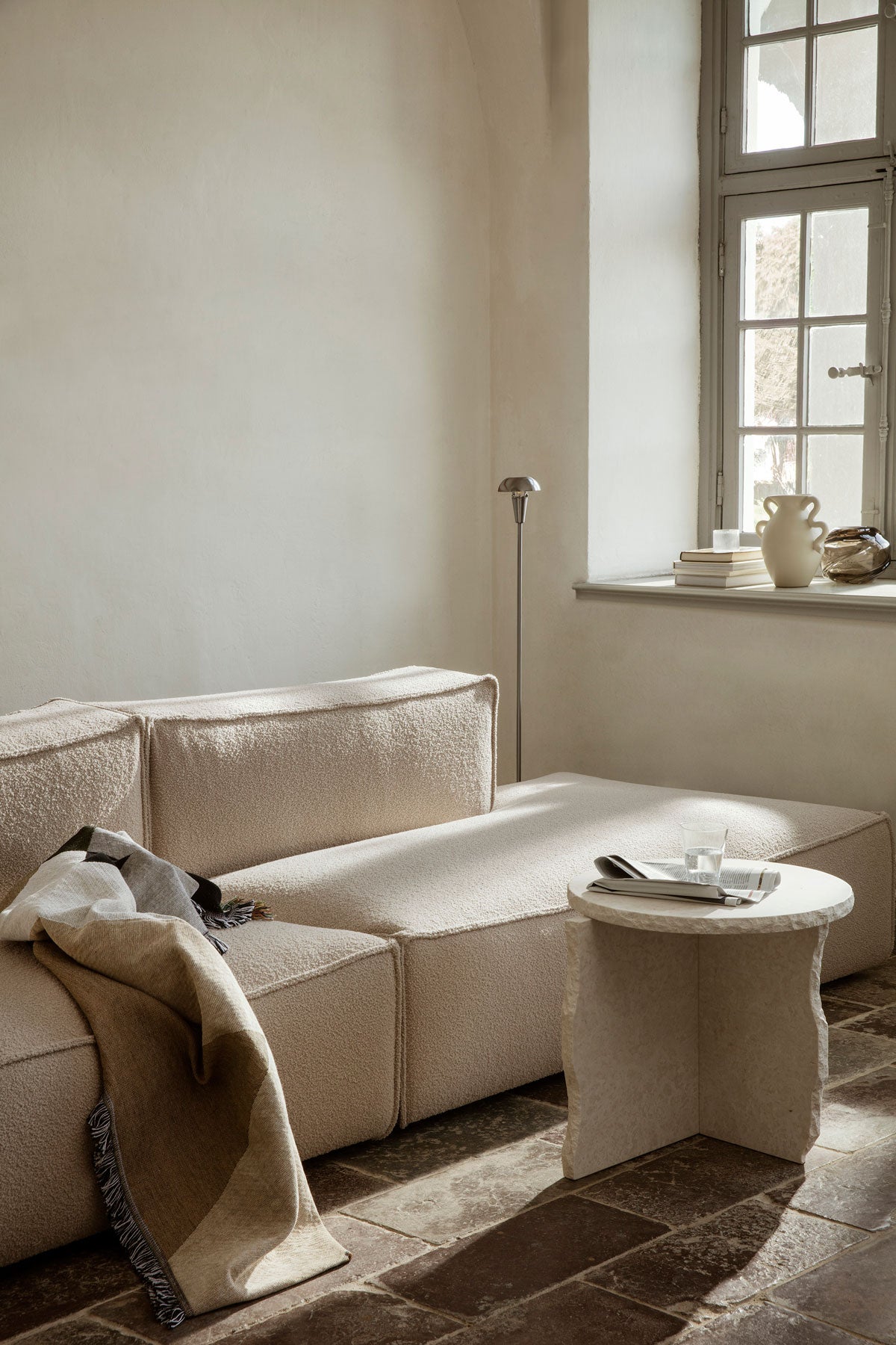 Mineral Sidobord som soffbord framför soffa