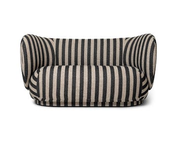 Rico Soffa 2-sits i tyget Louisiana Sand/Black