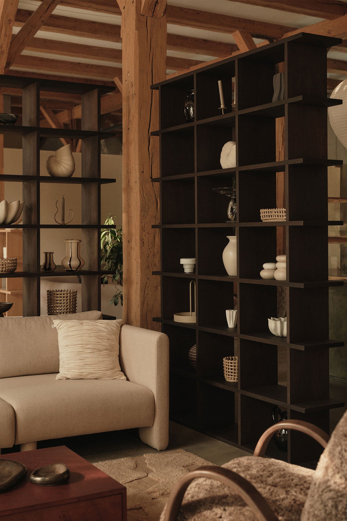 Kona bokhylla i vardagsrumsmiljö storlek 3x6 i färgen Dark Stained.